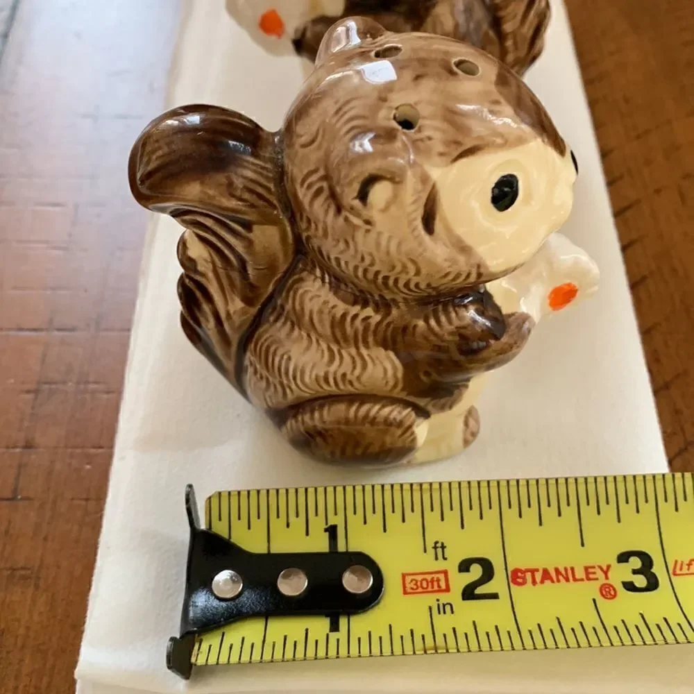 Vintage Squirrel Salt & Pepper‎ Ceramic Outdoor Woodsy Shakers Fall Autumn